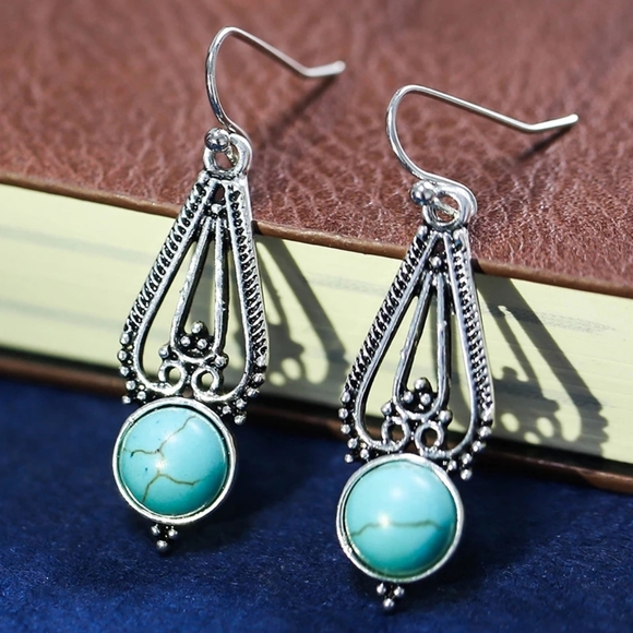 New vintage green Stone Crochet Earrings - Picture 4 of 4